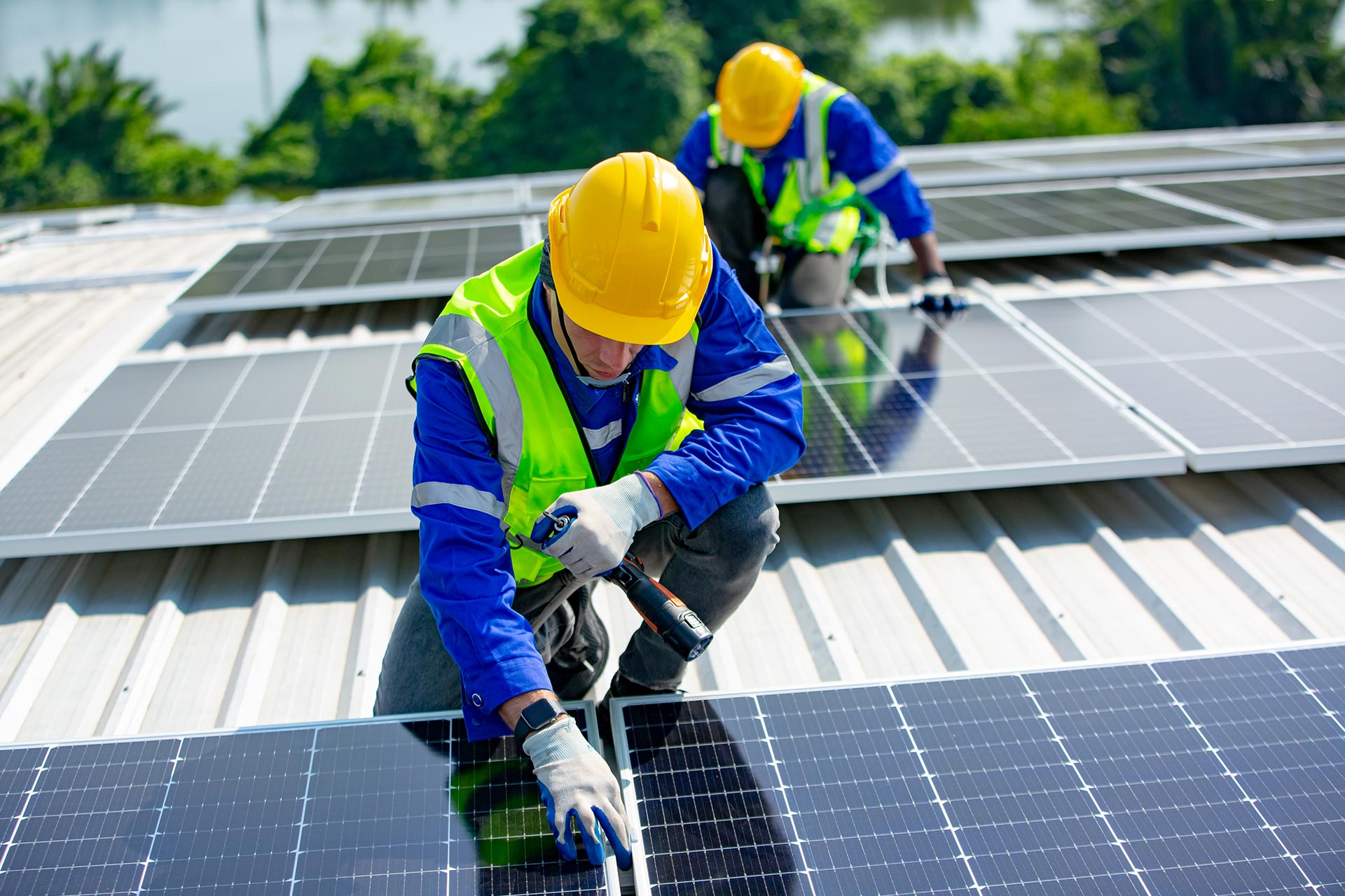 solar panel installer installing solar panels on r 2023 11 27 04 58 14 utc